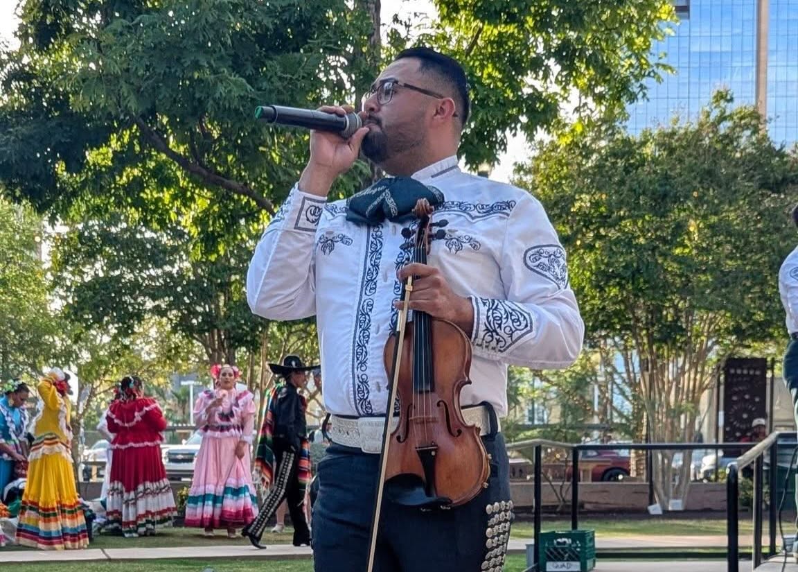 Mariachi Alegre vocalist singing with violin in hand